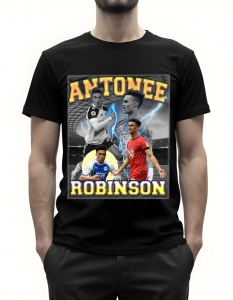 Bărbat purtând un tricou negru cu un design grafic al fotbalistului Antonee Robinson, reprezentat în diverse ipostaze în echipamente diferite, cu numele 'Antonee Robinson' scris într-un font galben stilizat deasupra și dedesubtul imaginii.