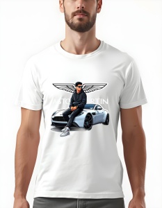 Bărbat purtând un tricou alb cu un design grafic care prezintă un tânăr îmbrăcat în negru, așezat pe capota unui Aston Martin alb, cu logo-ul și numele Aston Martin afișate deasupra mașinii.