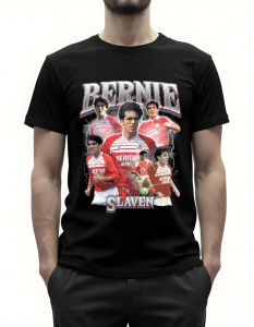Bărbat purtând un tricou negru cu un design grafic dedicat fotbalistului Bernie Slaven. Grafica include mai multe imagini cu Slaven purtând echipamentul roșu, reprezentând echipa sa. Numele 'Bernie' este scris sus într-un font robust, iar 'Slaven' apare d