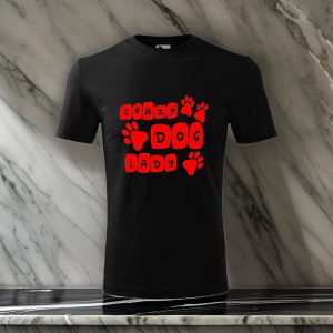 Tricou negru cu text roșu care spune 'Crazy Dog Lady', decorat cu lăbuțe de câine