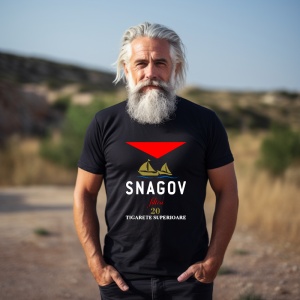 Bărbat cu păr și barbă albe, purtând un tricou negru personalizat cu un design retro care include un triunghi roșu deasupra unei bărci stilizate și textul 'SNAGOV filter 20 Tigarete Superioare'. Fundalul arată un peisaj natural, cu dealuri și vegetație în