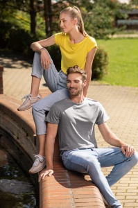 Un barbat si o femeie stand pe marginea unei fantani imbracati in tricou cu maneca scurta