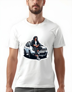 Bărbat purtând un tricou alb cu grafică imprimată, prezentând un bărbat cu ochelari de soare și hanorac, stând pe capota unei mașini Dacia Duster.