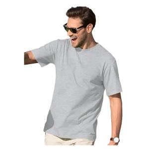 Barbat vesel si tanar cu ochelari de soare la ochi poarta un tricou barbat simplu elegant din bumbac de culoare gri deschis
