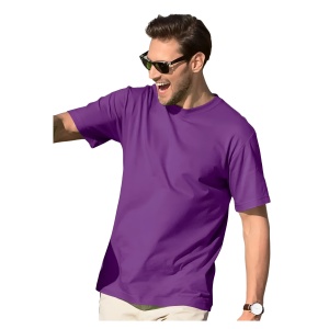 Barbat vesel si tanar cu ochelari de soare la ochi poarta un tricou barbat simplu elegant din bumbac de culoare violet