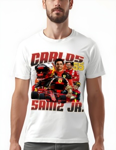 Bărbat purtând un tricou alb cu grafică imprimată, prezentând mai multe imagini ale pilotului de curse Carlos Sainz Jr., inclusiv numărul său '55' și numele 'Carlos Sainz Jr.', pe un fundal roșu.