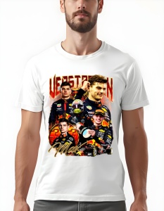 Bărbat purtând un tricou alb cu grafică imprimată, prezentând mai multe imagini ale pilotului de curse Max Verstappen, inclusiv numele său 'Verstappen' și semnătura 'Max', pe un fundal intens colorat.