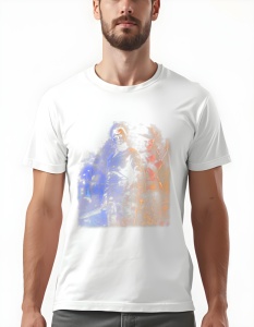 Bărbat purtând un tricou alb care este decorat cu un design captivant care îi prezintă pe doi dintre cei mai iconici ticăloși din istoria filmelor de groază: Michael Myers și Freddy Krueger. Imaginea centrală îl arată pe Michael Myers, cu cuțitul său cara