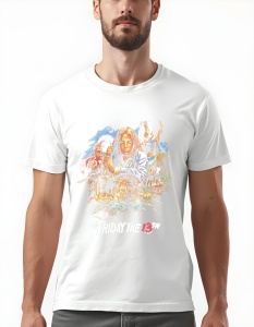 Tricou alb cu un design inspirat din filmul Friday the 13th. Ilustrația include elemente iconice din film: personajul principal înarmat și pregătit de confruntare, masca distinctivă, și mâna înfiorătoare ieșind din apă. Imaginea este plasată deasupra titl