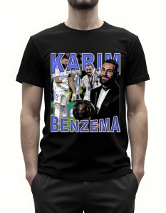 Bărbat purtând un tricou negru cu design grafic al fotbalistului Karim Benzema, prezentându-l în echipamentul echipei Real Madrid și ținând trofeul Ligii Campionilor, alături de o imagine cu el în costum, ținând trofeul Balonul de Aur. Numele 'Karim Benze