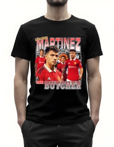 Bărbat purtând un tricou negru cu un design grafic al fotbalistului Lisandro Martinez, supranumit 'The Butcher', reprezentat în diverse ipostaze în echipamentul roșu al echipei Manchester United, cu numele 'Martinez' deasupra și 'The Butcher' dedesubt.