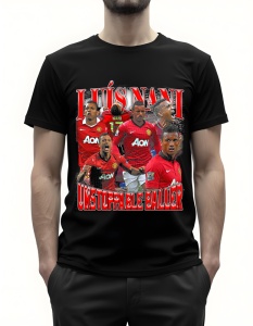 Bărbat purtând un tricou negru cu imprimare grafică a fotbalistului Luis Nani în mai multe ipostaze, purtând echipamentul echipei Manchester United, cu textul 'Luis Nani Unstoppable Baller'.