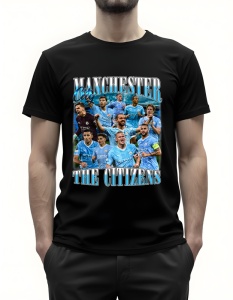 Bărbat purtând un tricou negru cu imprimeu grafic al jucătorilor echipei Manchester City în diverse ipostaze, cu textul 'Manchester The Citizens' scris în albastru în partea de sus și jos