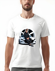 Bărbat purtând un tricou alb cu un design grafic ilustrând un tânăr așezat pe capota unei mașini Mazda albă, purtând ochelari de soare și o ținută casual, cu logo-ul Mazda afișat stilizat pe fundal.
