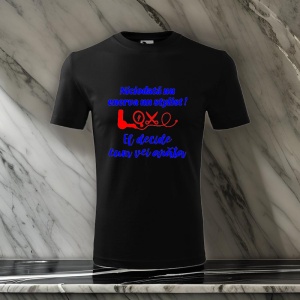 Tricou negru cu un mesaj tipografic în albastru și roșu, care spune: 'Niciodată nu enerva un stylist! El decide cum vei arăta', decorat cu iconițe de foarfecă și ustensile de coafură