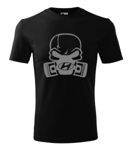 Tricou negru cu un design grafic stilizat în tonuri de gri, reprezentând un craniu cu pistoane și o mască ce include logo-ul Hyundai