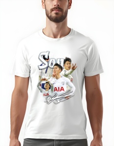 Bărbat purtând un tricou alb cu un design grafic al fotbalistului Heung Min Son, reprezentat în diverse ipostaze în echipamentul echipei Tottenham Hotspur, cu textul 'Heung Min Son' în partea de sus și semnătura sa stilizată în partea de jos.