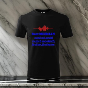 Tricou negru cu un mesaj tipografic în albastru și roșu, care spune: 'Sunt Muzician, vecinii mei ascultă muzică excelentă, fie că vor, fie că nu vor', alături de un simbol grafic cu undă sonoră