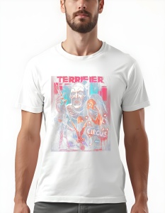 Bărbat purtând un tricou alb din colecția ta este inspirat de filmul Terrifier 2. Designul captivant ilustrează personaje cheie din film, cum ar fi Art the Clown, și elemente de groază, oferind o atmosferă intensă și captivantă. Este o alegere excelentă p