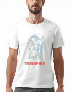 Bărbat purtând un tricou alb care prezintă un design captivant inspirat de filmul „Terrifier”, cu un accent pe personajul principal, Art the Clown. Imaginea arată fața sinistră a lui Art, cu zâmbetul său malefic și expresia care transmite o senzație de gr