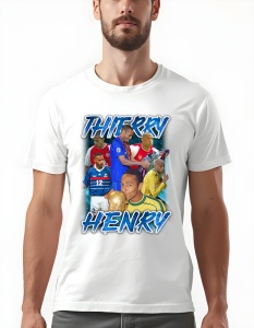 Bărbat purtând un tricou alb cu un design grafic al lui Thierry Henry, incluzând imagini cu momente iconice din cariera sa de fotbalist, în tricourile echipei naționale a Franței și ale cluburilor la care a jucat, alături de textul 'Thierry Henry' scris c