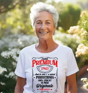 Femeie care poartă un tricou alb personalizat cu mesajul: ''Anul in care s-a nascut perfectiunea (1943), 100% unicat cu piese originale''.