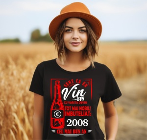 Femeie zâmbitoare purtând un tricou negru cu un mesaj în română despre vin, în care se menționează că este ca un vin bun care devine mai nobil cu vârsta, îmbuteliat în 2008, cel mai bun an.