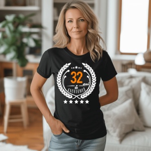 Femeie care poartă un tricou negru personalizat cu mesajul: ''32 ani de excelenta''