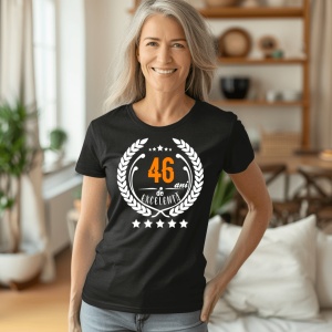 Femeie care poartă un tricou negru personalizat cu mesajul: ''46 ani de excelenta''