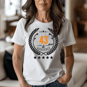 Femeie zâmbitoare purtând un tricou personalizat cu mesajul: ''43 ani de excelenta''