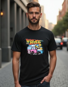 Bărbat purtând un tricou negru cu un desen colorat care înfățișează un personaj cartoon (similar cu Homer Simpson) ținând o sticlă de bere și mergând spre o mașină roz, cu textul 'Back to the Bar' în partea de sus.