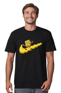 Tânăr purtând un tricou negru cu un design parodic, având o imagine cu SpongeBob zburând pe un curent galben.