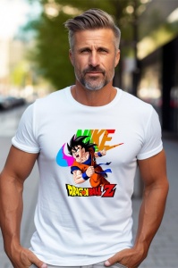 Un bărbat cu păr grizonat purtând un tricou alb cu design Dragon Ball Z, înfățișându-l pe Goku și un logo Nike pe un fundal colorat, pozând pe o stradă urbană.