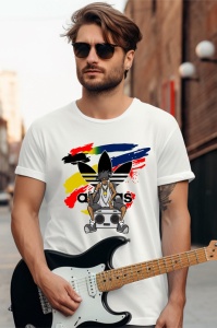 Bărbat cu ochelari de soare și chitară electrică, purtând un tricou alb cu un design artistic care include un logo Adidas și o imagine stilizată a unei persoane cu o pălărie mare, stând pe o ladă de difuzor, în fața unui fundal urban.