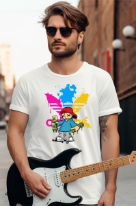 Bărbat cu păr scurt și ochelari de soare, purtând un tricou alb cu un design colorat al unui personaj cu pălărie roșie, sticle de vopsea și un chitarist electric în mâini.