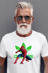 Bărbat în vârstă cu barbă albă și ochelari de soare, purtând un tricou alb cu un design parodic, având o imagine cu Spider-Man în fața logo-ului Adidas în verde.