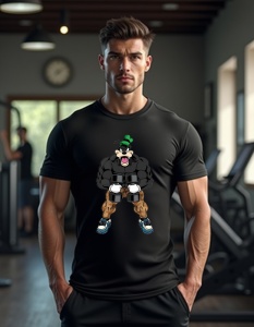 Bărbat purtând un tricou negru cu un design care prezintă un personaj de desene animate musculos, cu brațe și picioare supradimensionate, ținând gantere într-o sală de sport.