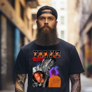 Un bărbat cu barbă lungă și șapcă neagră purtând un tricou negru imprimat cu un design grafic complex care înfățișează mai multe imagini ale lui Travis Scott, inclusiv portrete și o siluetă de spate. Numele artistului este scris vizibil în culori vibrante