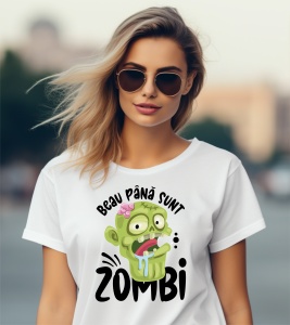 Tricou personalizat pentru dama din bumbac 100% - Beau pana sunt Zombie - Img 2