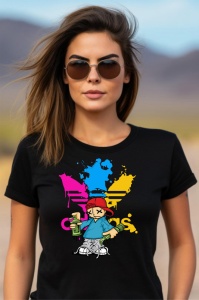 Fată cu ochelari de soare, purtând un tricou negru cu un design grafic colorat, ce include un personaj animat stilizat și stropi de culoare vibrantă, pe un fundal de peisaj deschis.
