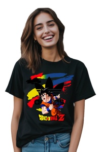 Femeie purtând un tricou negru cu un design colorat ce îl înfățișează pe Goku din Dragon Ball Z, având un logo stilizat Adidas în fundal, decorat cu stropi de culoare roșu, galben, albastru și negru, iar textul Dragon Ball Z apare dedesubt.