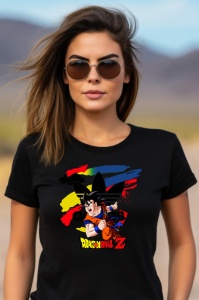 Femeie purtând un tricou negru cu un design vibrant ce îl înfățișează pe Goku din Dragon Ball Z, având un logo stilizat Adidas în fundal, decorat cu stropi de culoare roșu, galben, albastru și negru, iar textul Dragon Ball Z apare dedesubt.