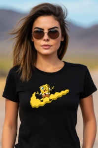 Femeie purtând ochelari de soare și un tricou negru cu un design de SpongeBob stând pe un val galben stilizat, într-un peisaj deșertic.