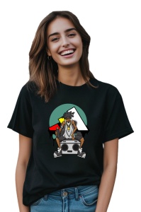 Femeie zâmbitoare purtând un tricou negru cu un design vibrant, reprezentând un personaj stilizat cu coafură afro, purtând un lănțișor și stând pe o boxă mare, cu un fundal geometric în culori verde, negru, roșu și galben.