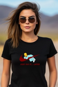 Femeie purtând un tricou negru cu un design inspirat de Nike, având mesajul 'Just Do It... Later' și o imagine cu Homer Simpson culcat relaxat peste logo-ul Nike reinterpretat.