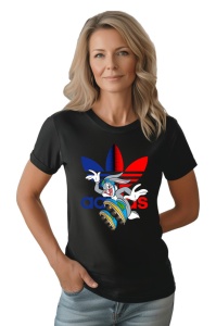 Femeie zâmbitoare purtând un tricou negru cu un design colorat care îl arată pe Bugs Bunny, alături de un logo Adidas în culorile albastru și roșu.