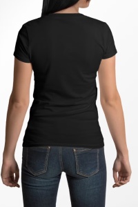 Femeie văzută din spate, purtând un tricou negru și blugi, fără imprimeuri sau detalii vizibile pe spatele tricoului.