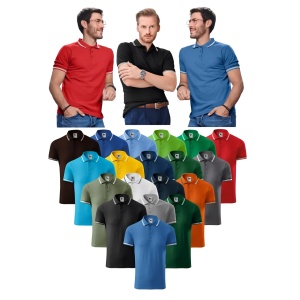 Trei barbati imbracati in tricou polo cu dungi la guler prezentand culorile disponibile negru, rosu, albastru, galben, portocaliu, verde, gri