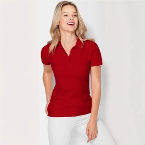 Femeie zambitoare si bucuraosa ca poarta un tricou polo dama model Tommy de culoare rosu