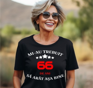 Femeie care poartă un tricou negru personalizat cu mesajul: ''Mi-au trebuit 66 de ani sa arat asa bine''
